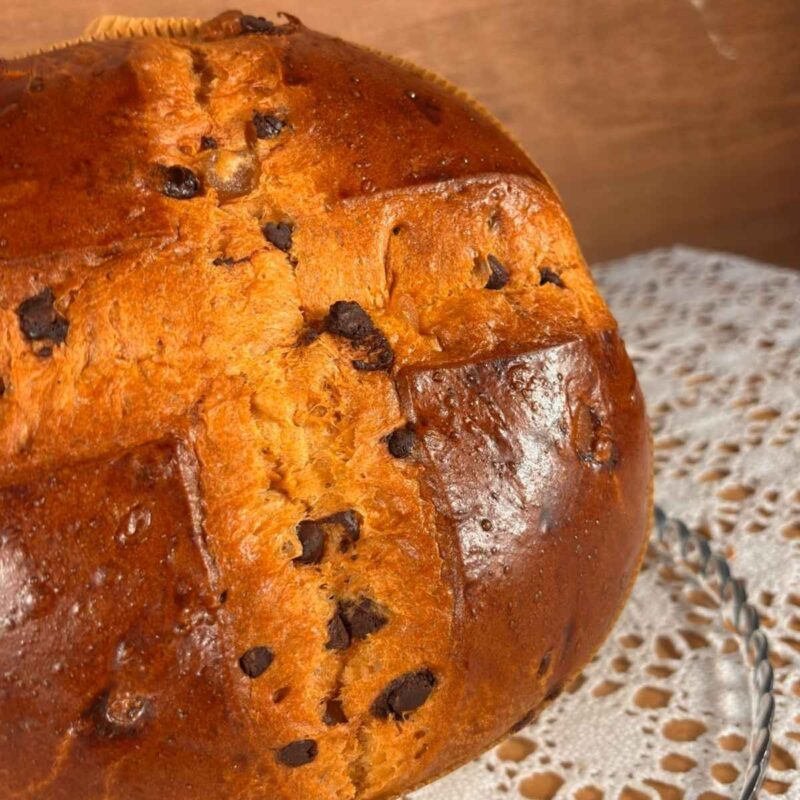 Panettone Pera e Cioccolato da 1 kg con pezzetti di pera disidratata e gocce di cioccolato