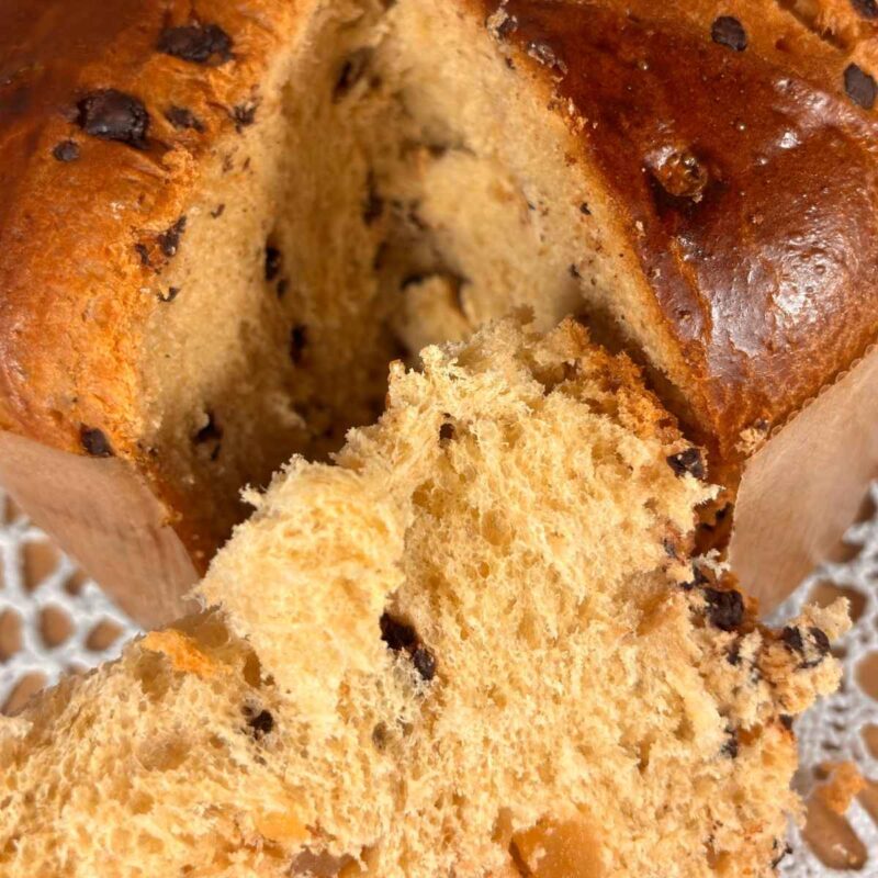 Panettone Pera e Cioccolato da 1 kg con pezzetti di pera disidratata e gocce di cioccolato