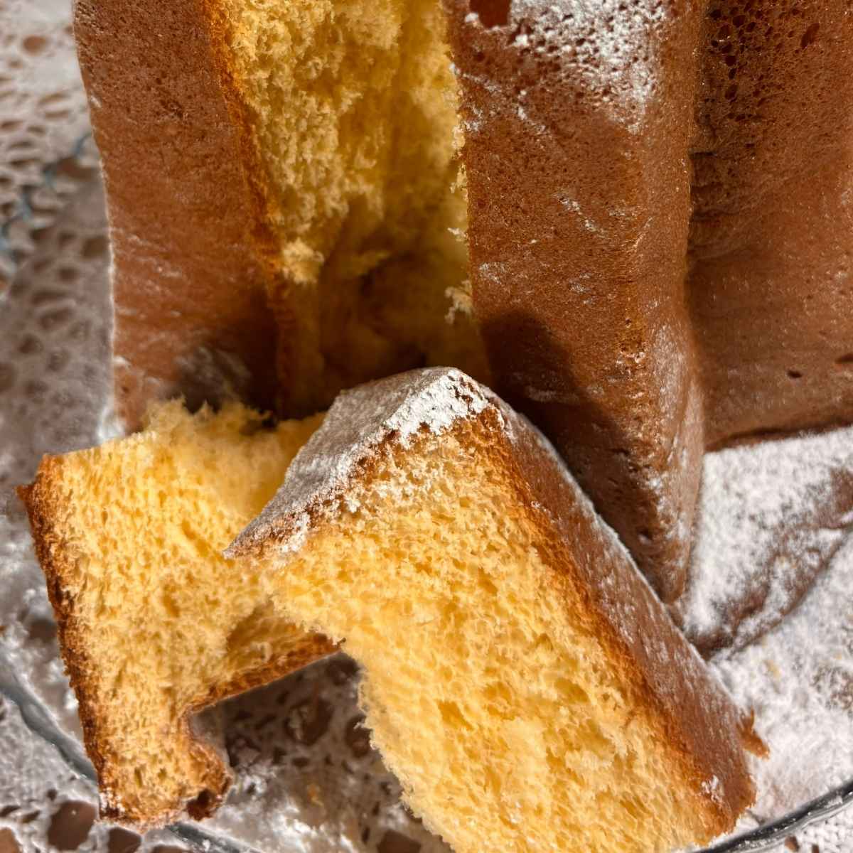 Pandoro Classico Tutto Burro da 750 g incartato a mano con carta natalizia.