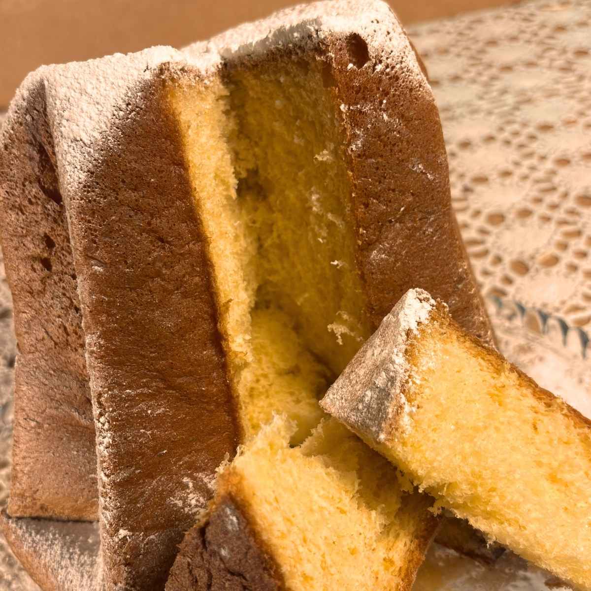 Pandoro Classico Tutto Burro da 750 g incartato a mano con carta natalizia.