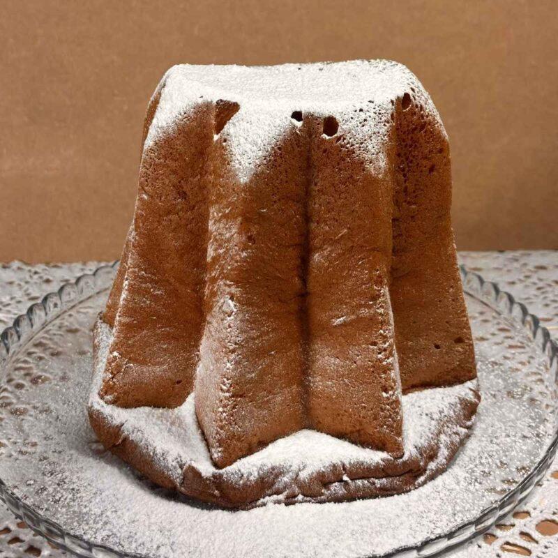 Pandoro Classico Tutto Burro da 750 g incartato a mano con carta natalizia.