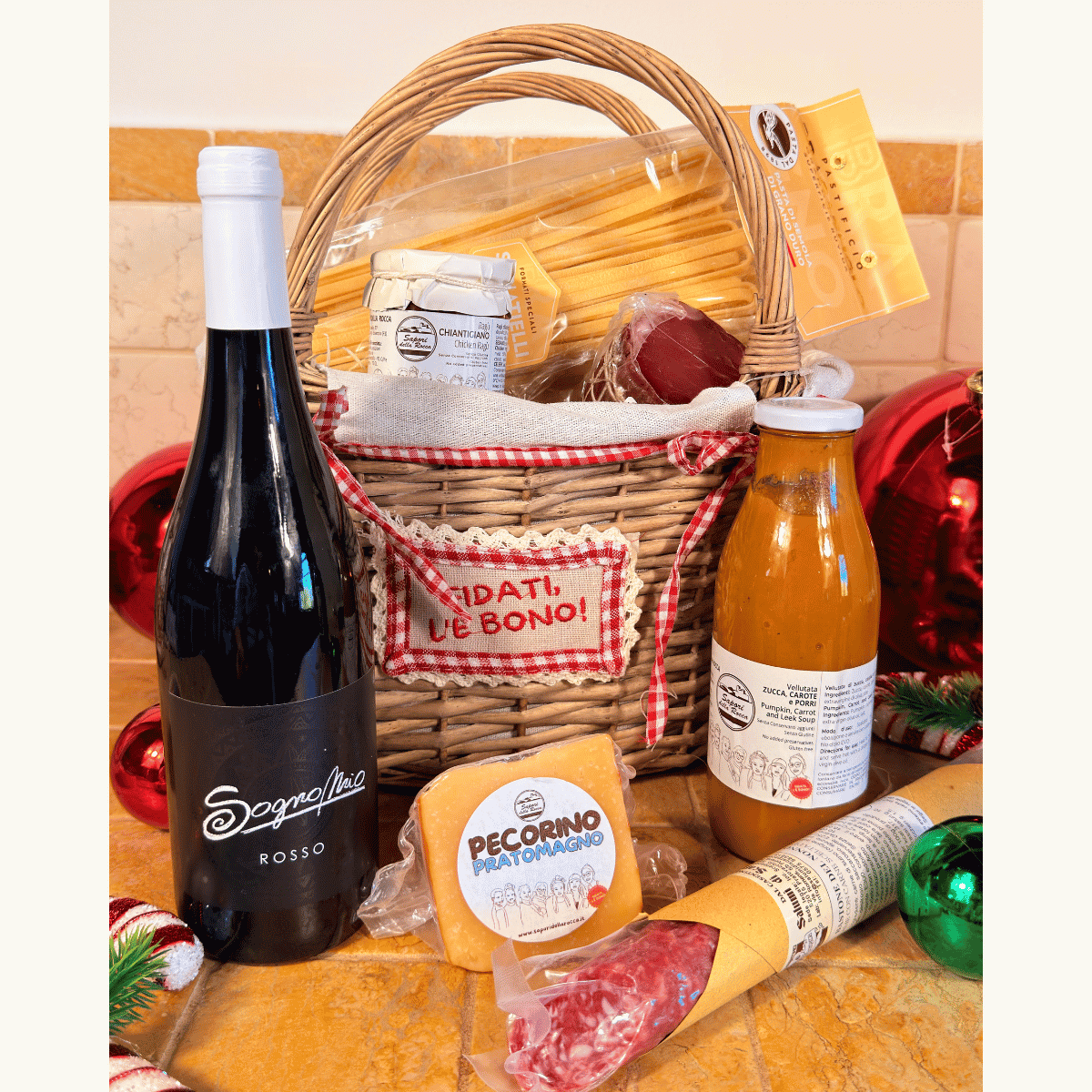 L'Arte di Stare Bene, cesto regalo Sapori della Rocca in vimini con vino Sogno Mio, spaghetti, Ragù Chiantigiano, vellutata di zucca, pecorino, Bastone del Nonno e Lonzino
