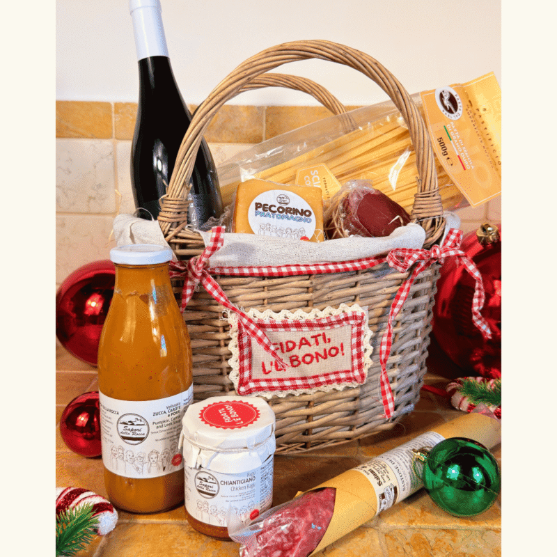 L'Arte di Stare Bene, cesto regalo Sapori della Rocca in vimini con vino Sogno Mio, spaghetti, Ragù Chiantigiano, vellutata di zucca, pecorino, Bastone del Nonno e Lonzino