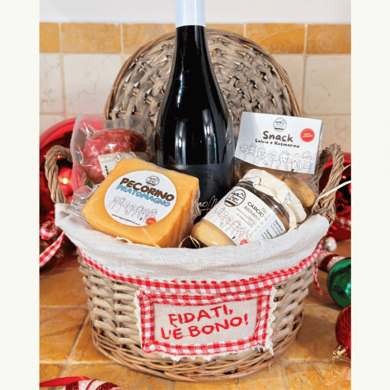 Confezione regalo natalizia Ci Si Vede a Tavola in cestino di vimini con prodotti gastronomici toscani e rivestimento Fidati l'è bono