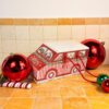 Dolce Consegna, confezione regalo natalizia a forma di furgoncino con biscotti, cantucci, praline e Vin Santo