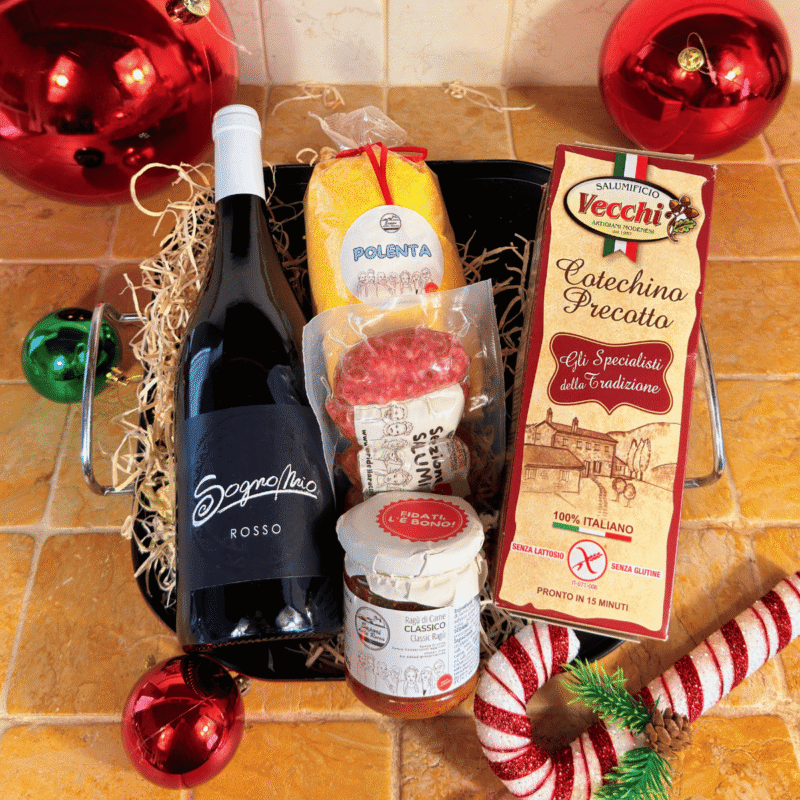 Questione di Gusto, bistecchiera con manici utilizzata come confezione regalo natalizia con vino Sogno Mio, cotechino, polenta, Ragù Classico e salamino