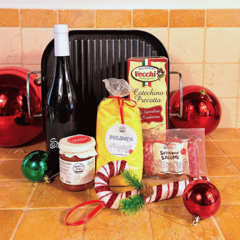 Questione di Gusto, bistecchiera con manici utilizzata come confezione regalo natalizia con vino Sogno Mio, cotechino, polenta, Ragù Classico e salamino